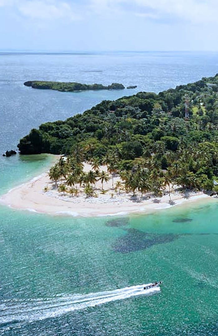 Cayo Levantado island boat tour from Samana port.